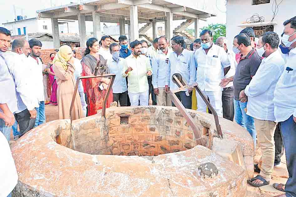 పాడుబడ్డ ఇండ్లు, బావులను పూడ్చాలి