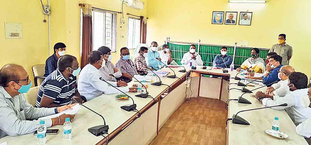 రోడ్డు విస్తరణ పనులకు సహకరించాలి