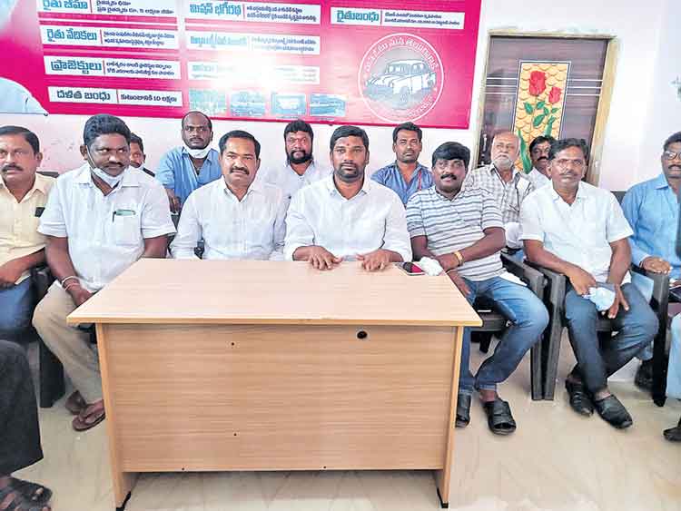 యువతను ఆత్మహత్యలకు ప్రేరేపిస్తున్న బీజేపీ