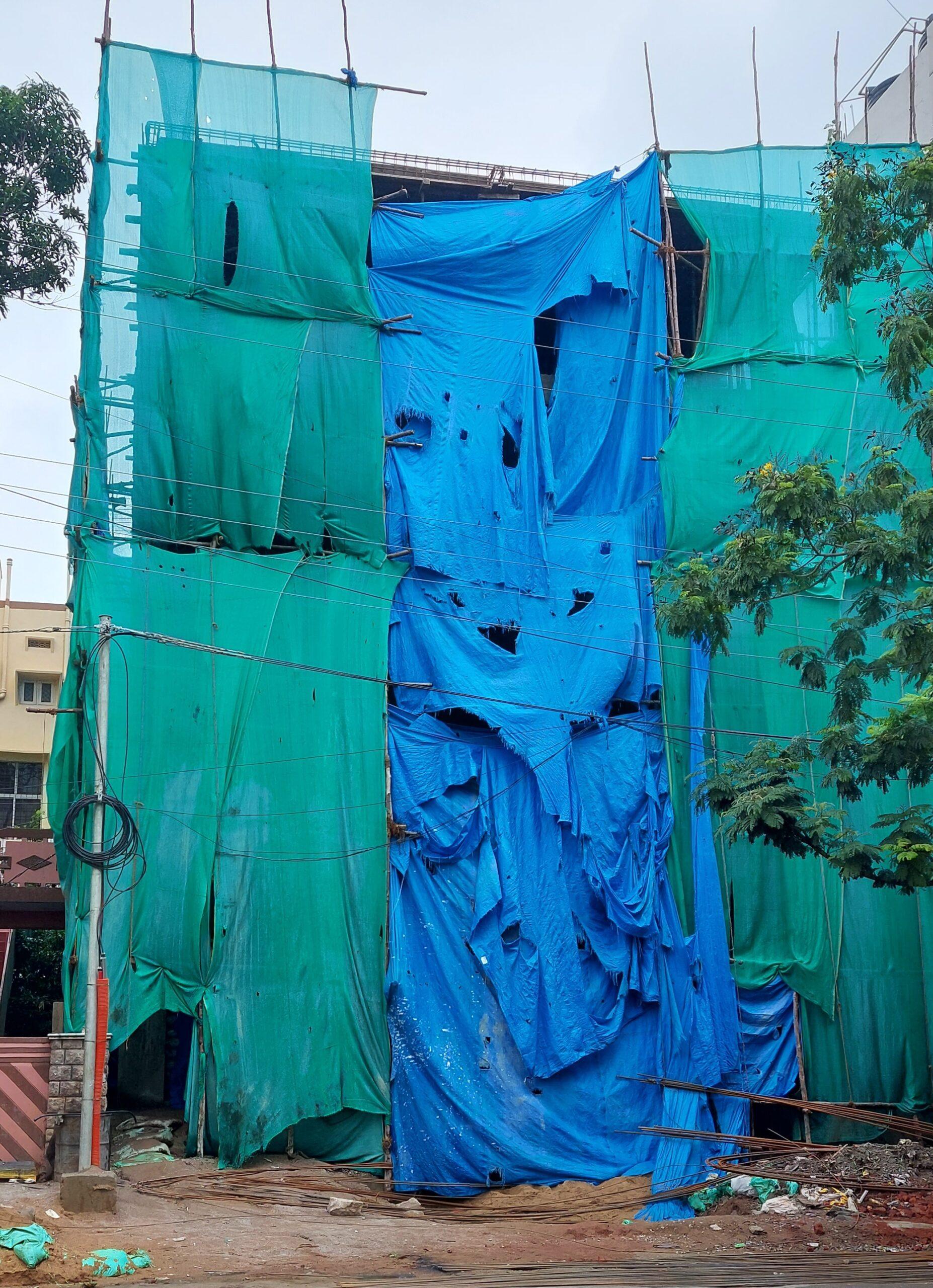 అనుమతులు లేని భవన నిర్మాణం- విద్యుత్ షాక్‌తో కార్మికుడికి గాయాలు