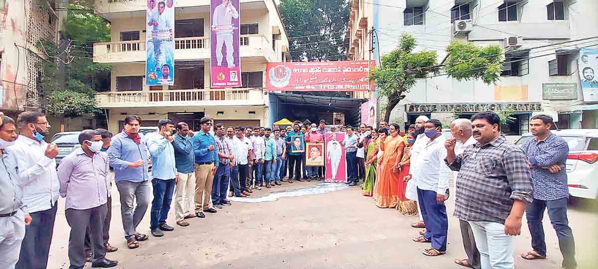 దళిత బంధుపై హర్షాతిరేకాలు