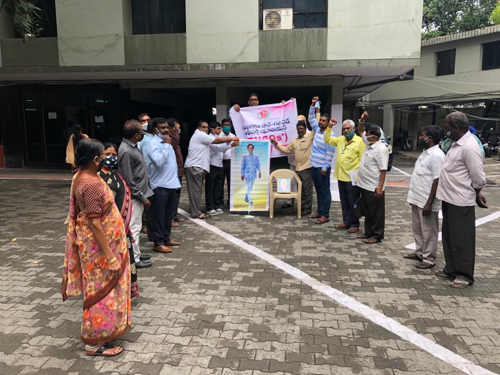 సీఎం కేసీఆర్‌ చిత్రపటానికీ క్షీరాభిషేకం