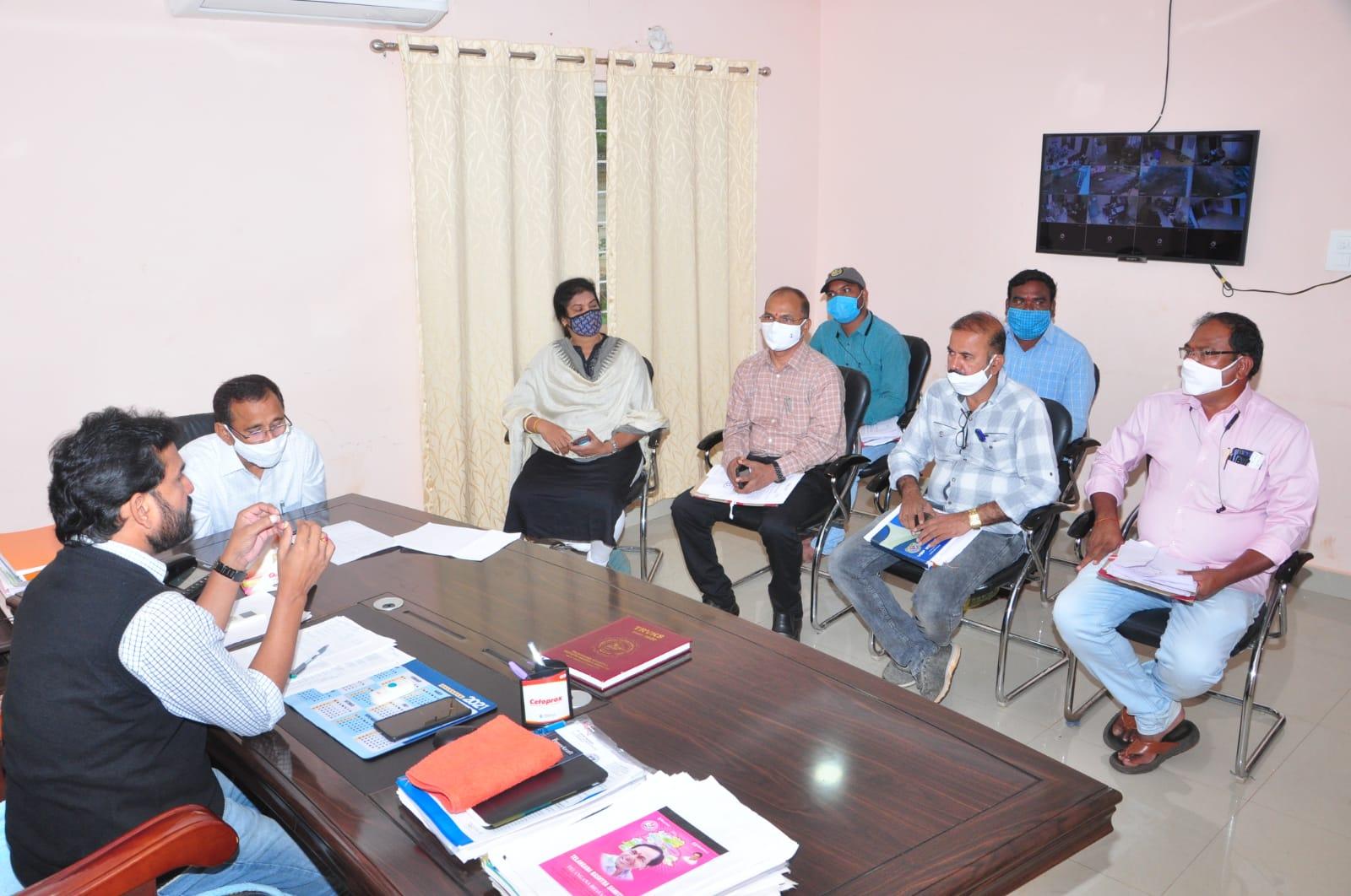 పార్కుల్లో సకల సౌకర్యాలు ఏర్పాటు చేయాలి