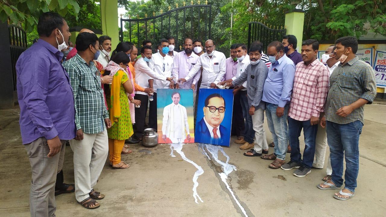 అంబేద్కర్, సీఎం కేసీఆర్ చిత్రపటాలకు టీఎన్‌జీవోల క్షీరాభిషేకం