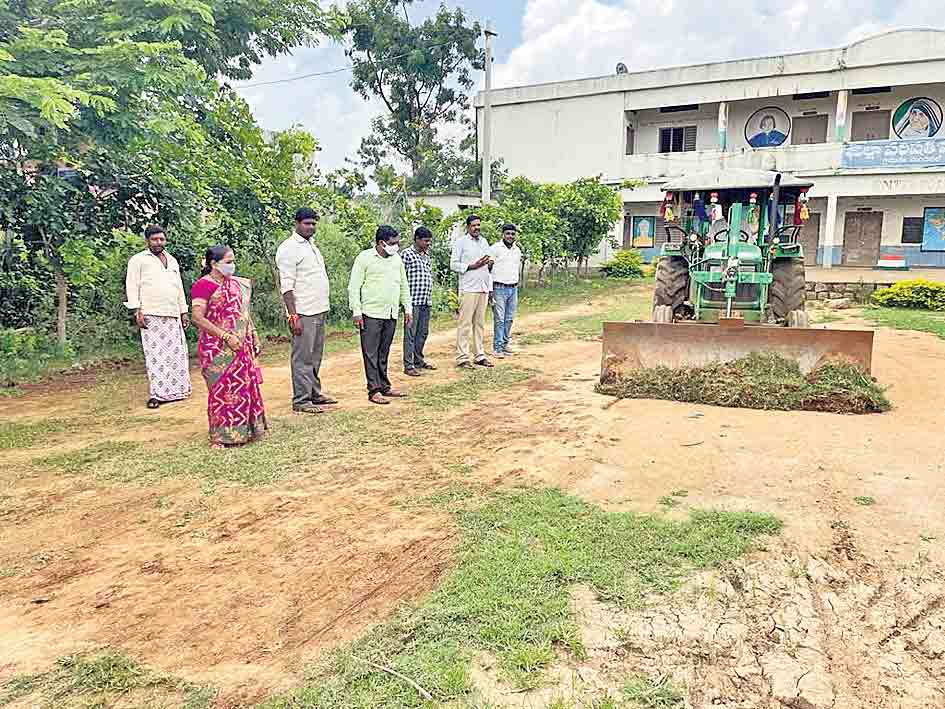 ముస్తాబవుతున్న పాఠశాలలు