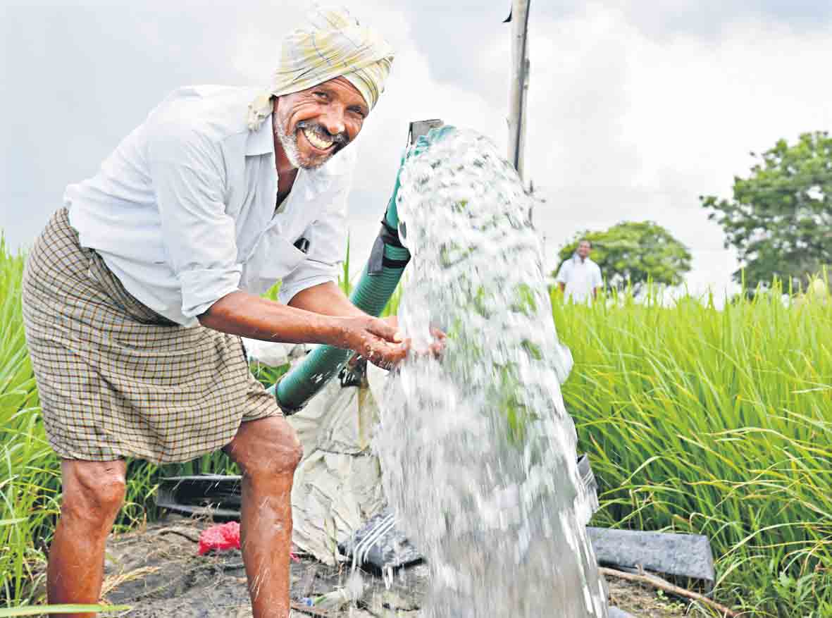 కరువు నేలలో.. జల సిరులు