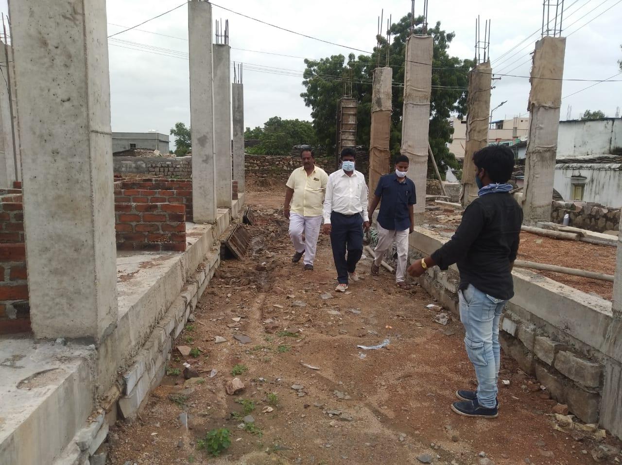 కొడంగల్‌ మార్కెట్‌ యార్డు పనులను పరిశీలించిన అడిషనల్‌ కలెక్టర్‌