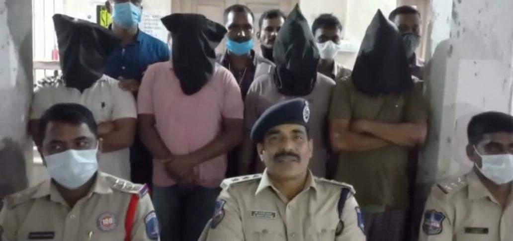 బెట్టింగ్ పేరుతో స్నేహితున్నే మోసం చేసిన ఘ‌నులు