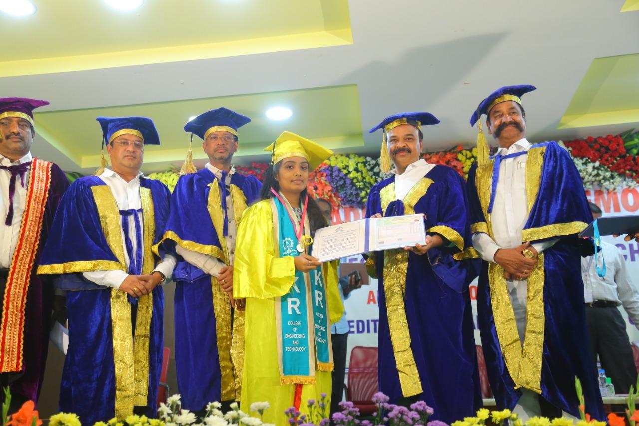 విద్యార్థులు ఉన్నత శిఖరాలను అధిరోహించాలి: ఎంపీ రంజిత్‌రెడ్డి