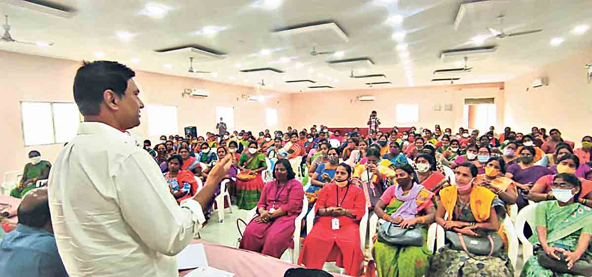 ఉద్యోగులకు సర్కారు పెద్దపీట