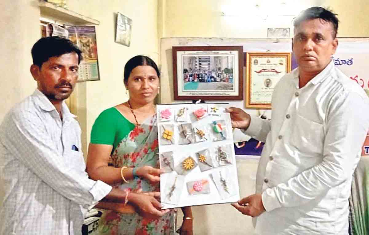 పర్యావరణ పరిరక్షణకు ఆవుపేడ రాఖీలు