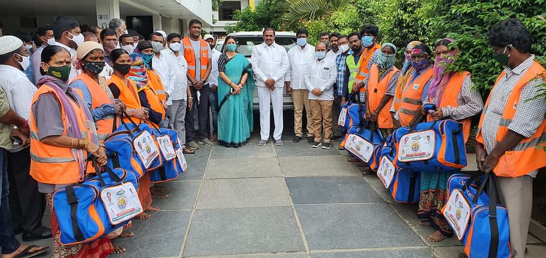 పారిశుద్ధ్య కార్మికులు త‌ల్లిదండ్రుల‌తో స‌మానం