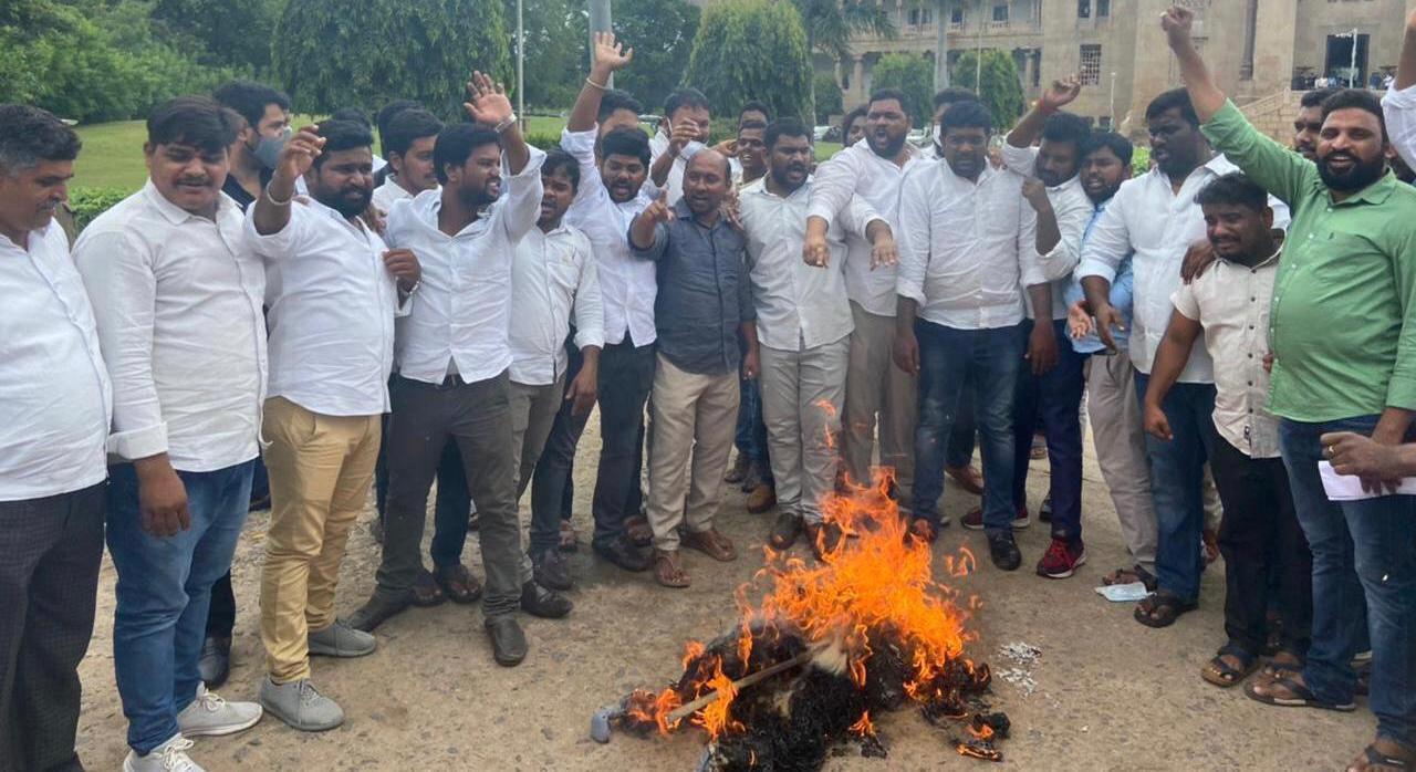 ఓయూలో బండిసంజయ్ దిష్టిబొమ్మ దహనం
