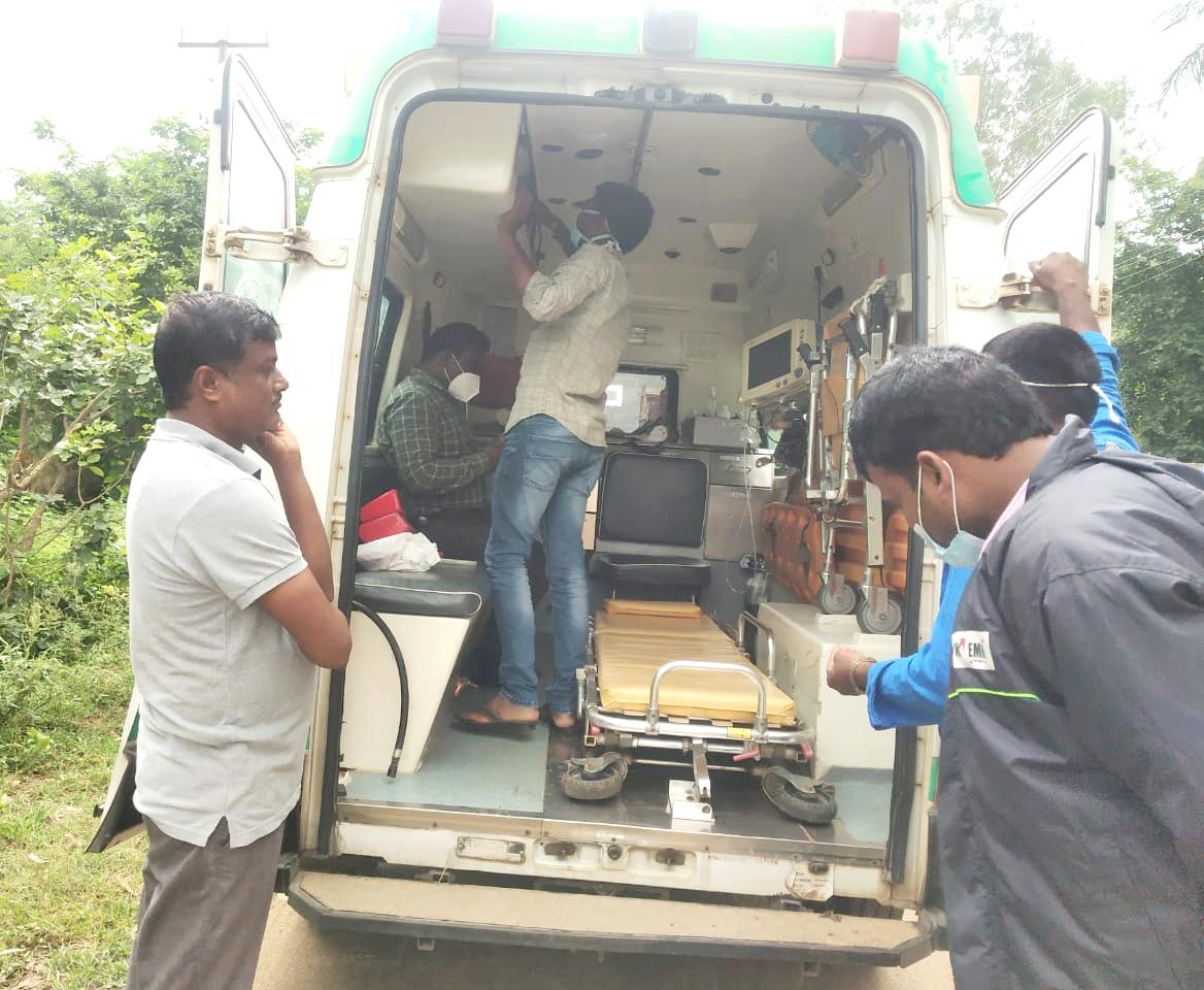 108 వాహనాన్ని తనిఖీ చేసిన వికారాబాద్‌ జిల్లా కో-ఆర్డినేటర్‌ దిలీప్‌కుమార్‌