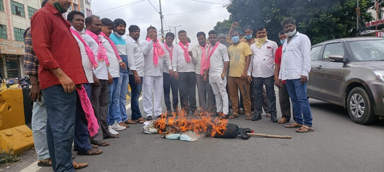 బండిసంజయ్ దిష్టిబొమ్మ దహనం