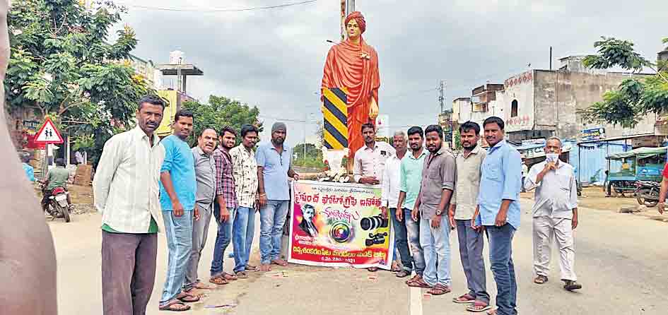 ఫొటోగ్రాఫర్లు చర్రితకు వారధులు