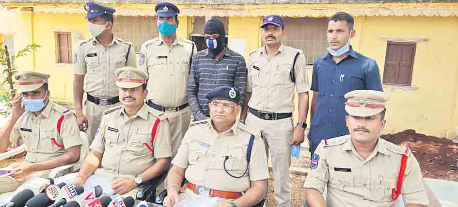 స్నేహితుడే హంతకుడు