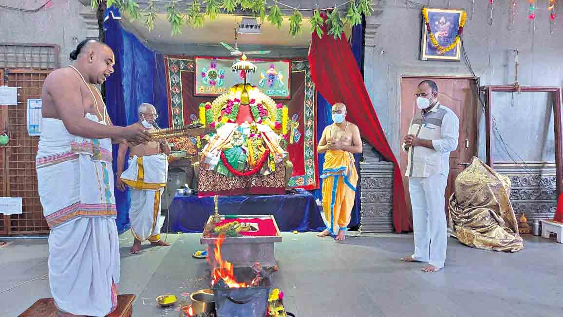 యాదాద్రీశుడికి పంచామృతాలతో అభిషేకం