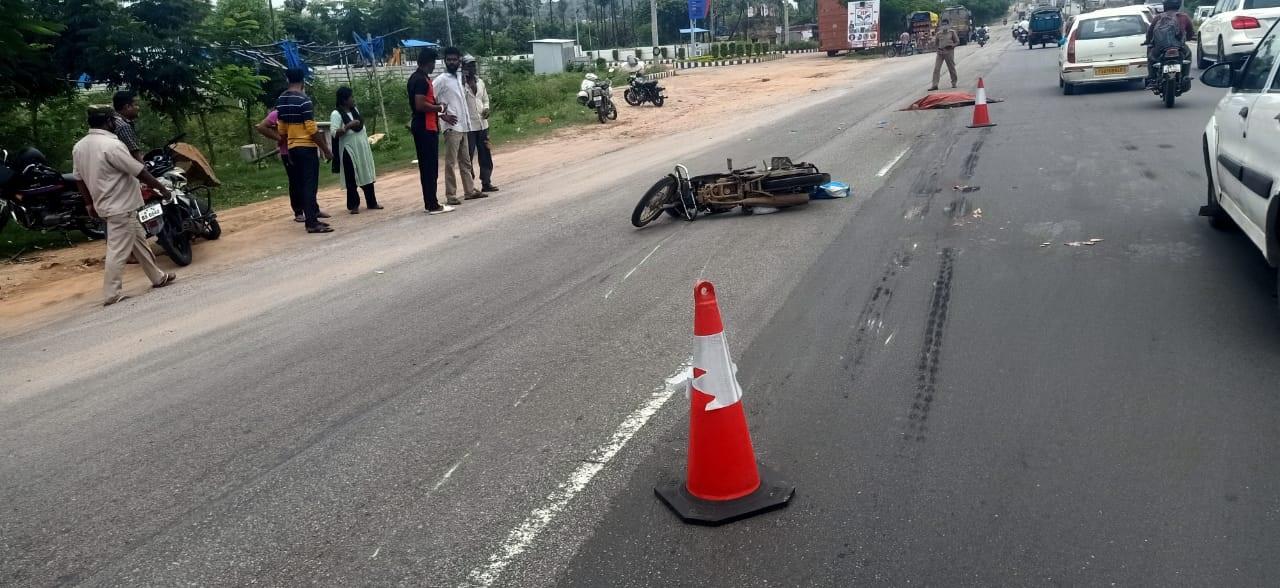 లారీ ఢీకొని మహిళా మృతి