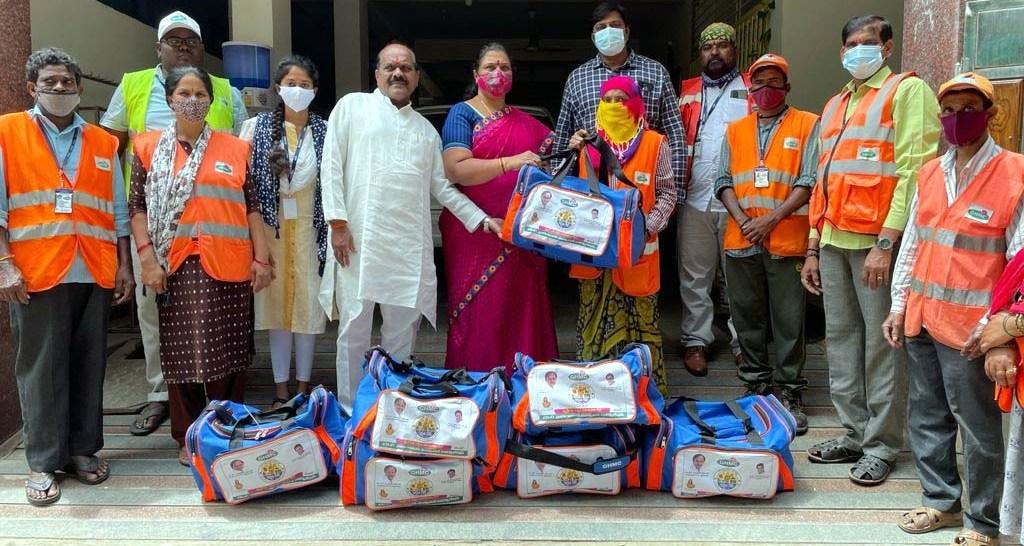 పారిశుద్ధ్య సిబ్బందికి సుర‌క్ష కిట్ల పంపిణీ