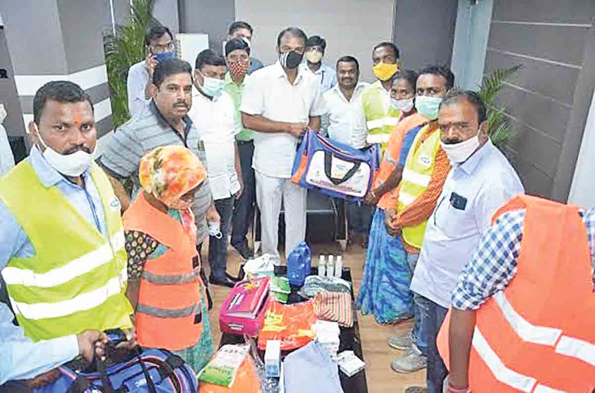 పారిశుధ్య కార్మికుల సేవలు అమోఘం