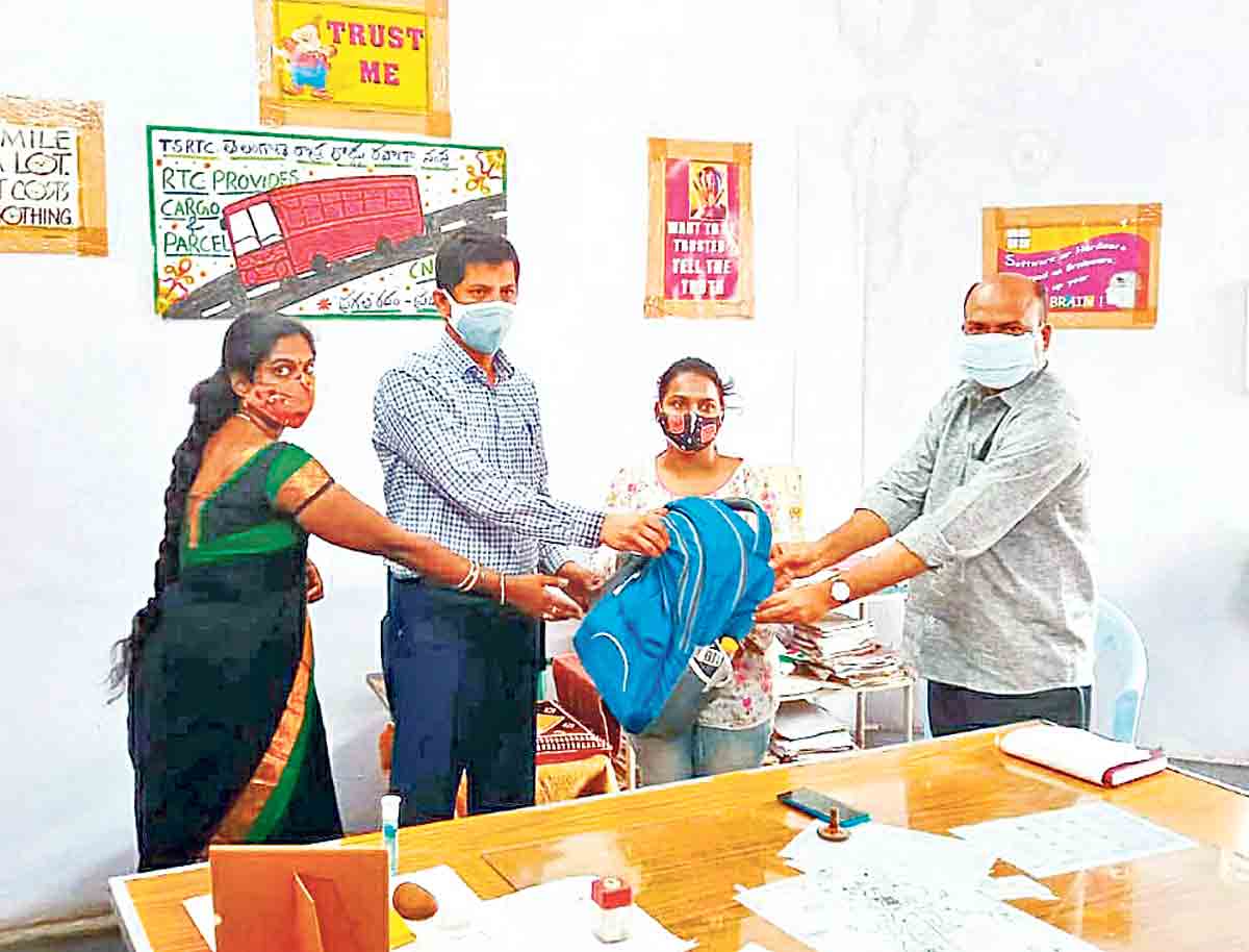 బస్సులో బ్యాగ్‌ మరచిన ప్రయాణికురాలు