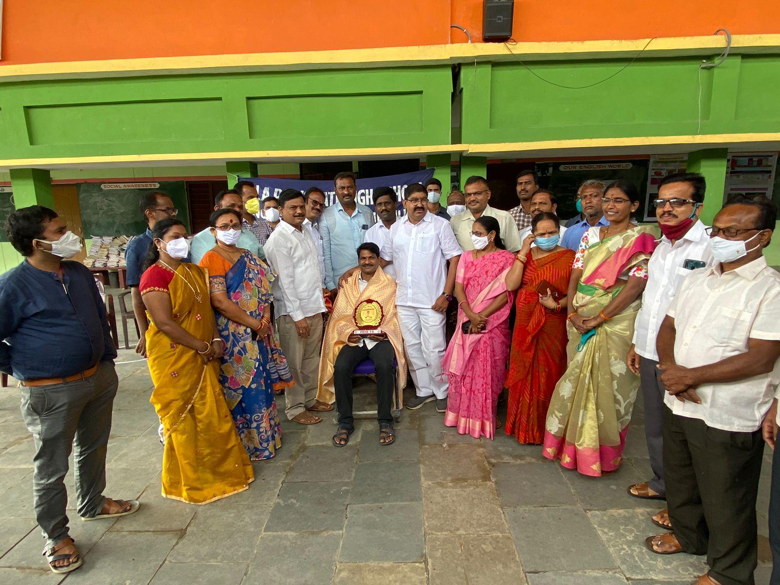 ఉత్తమ ఉపాధ్యాయ అవార్డు గ్రహీతను సన్మానించిన ఎమ్మెల్సీ