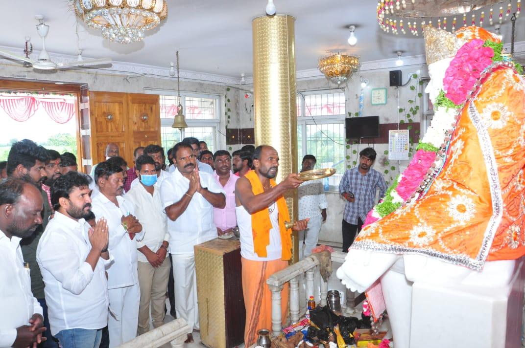 సాయిబాబ ఆలయంలో ప్రత్యేక పూజలు చేసిన ఎమ్మెల్యే