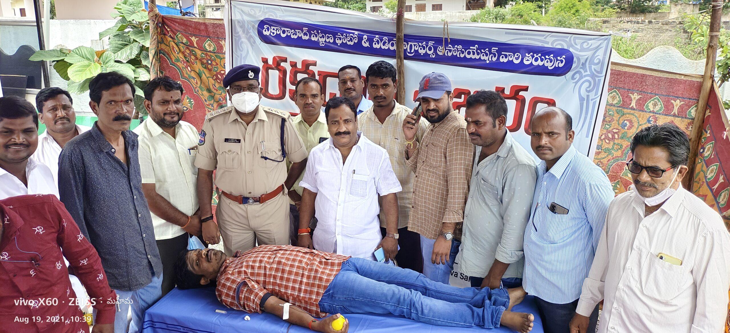 ఒక్క క్లిక్‌.. ఎన్నో భావాలకు నిదర్శనం               వికారాబాద్‌ డీఎస్పీ సంజీవరావు