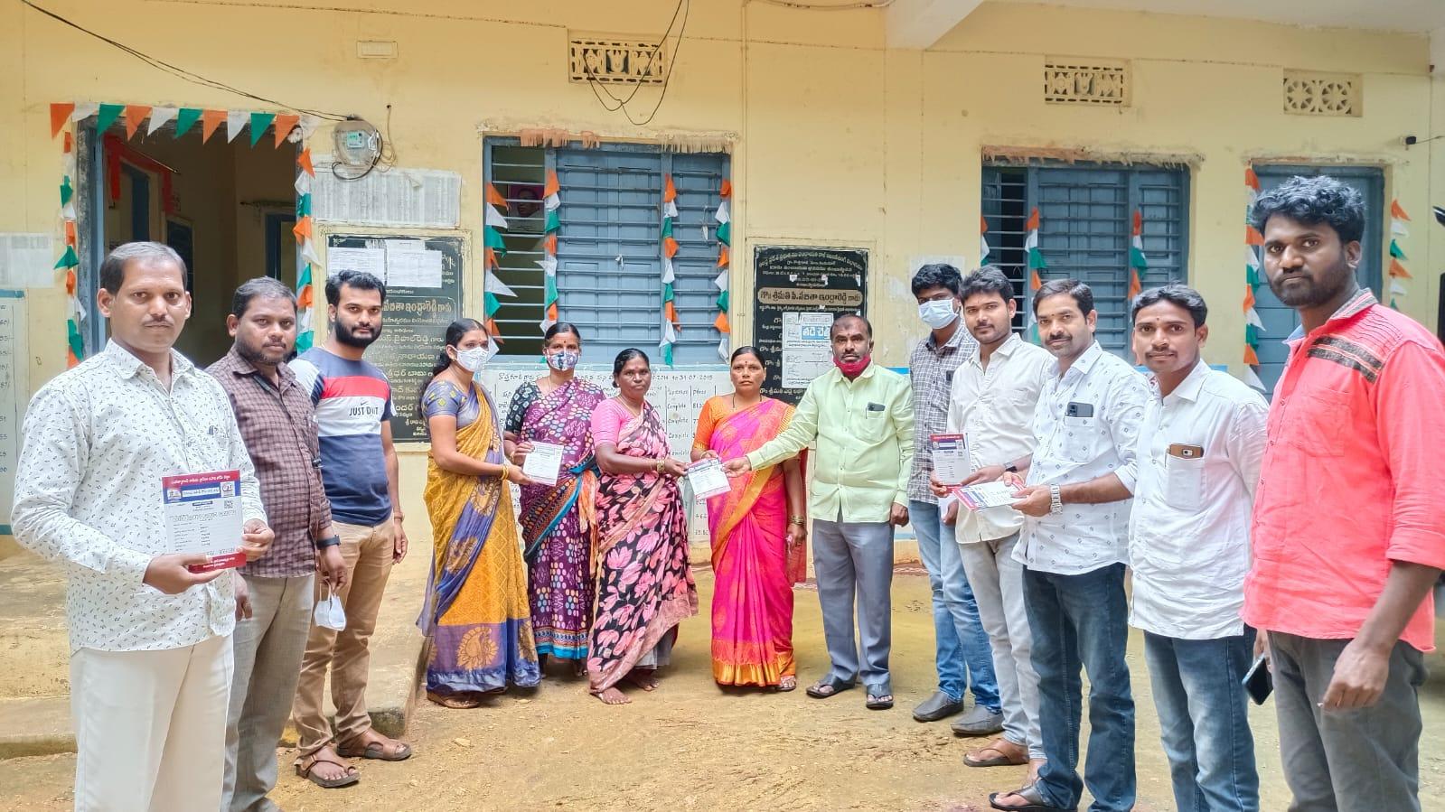 ఉపాధి హామీప‌థ‌కం జాబ్‌ కార్డులు అందజేత