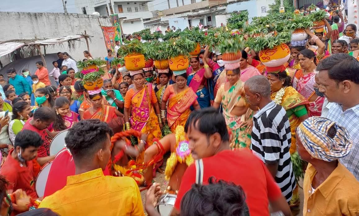 కొత్తూరులో ఘనంగా బోనాలు