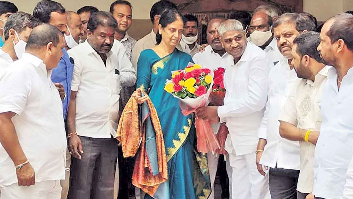 పేద విద్యార్థులకు అండగ కేసీఆర్‌