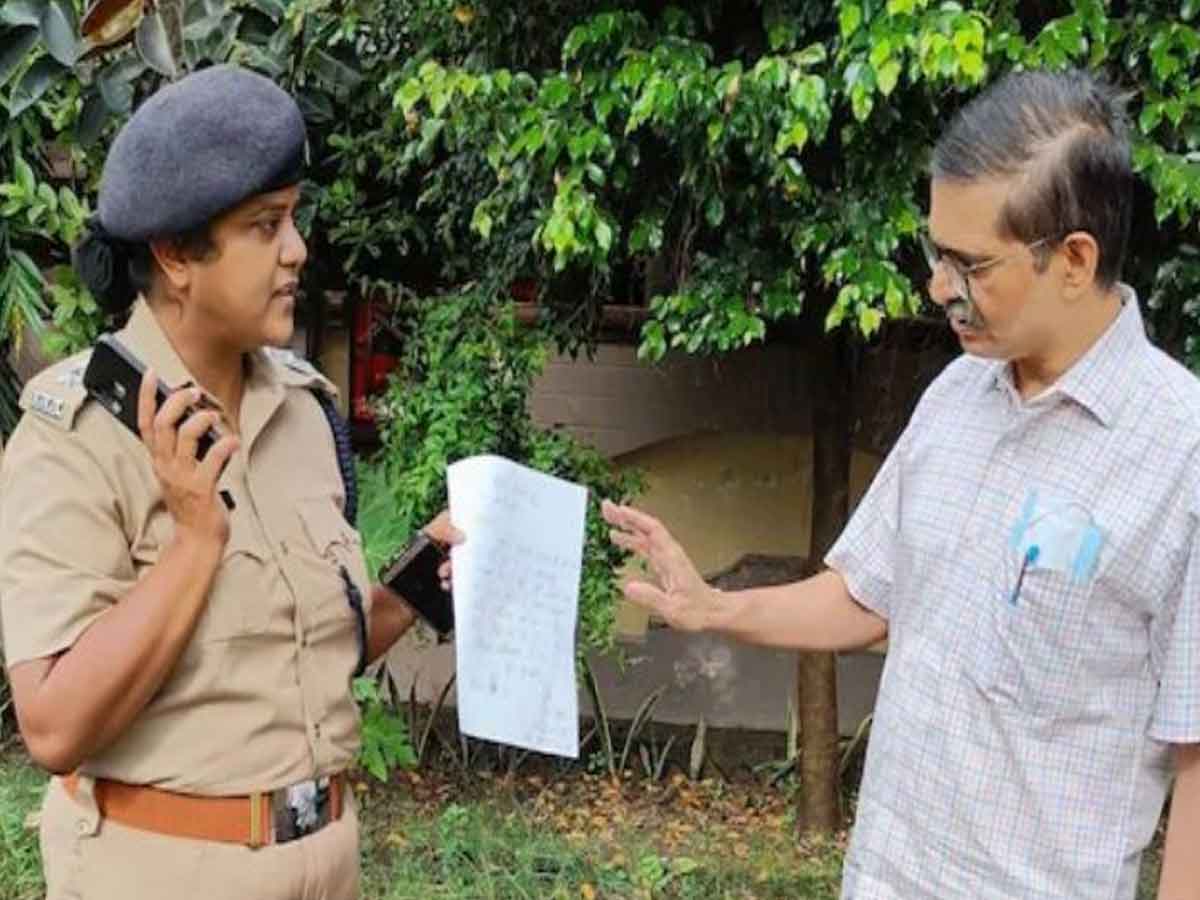 Amitabh Thakur : యోగిపై పోటీకి సిద్ధమైన ఐపీఎస్‌కు గృహనిర్బంధం