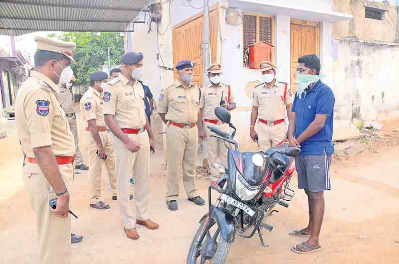 యాదగిరిగుట్టలో కార్డన్‌ సెర్చ్‌