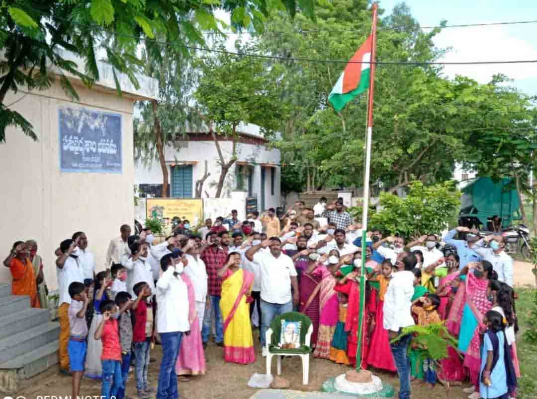 మువ్వన్నెల జెండా రెపరెపలు