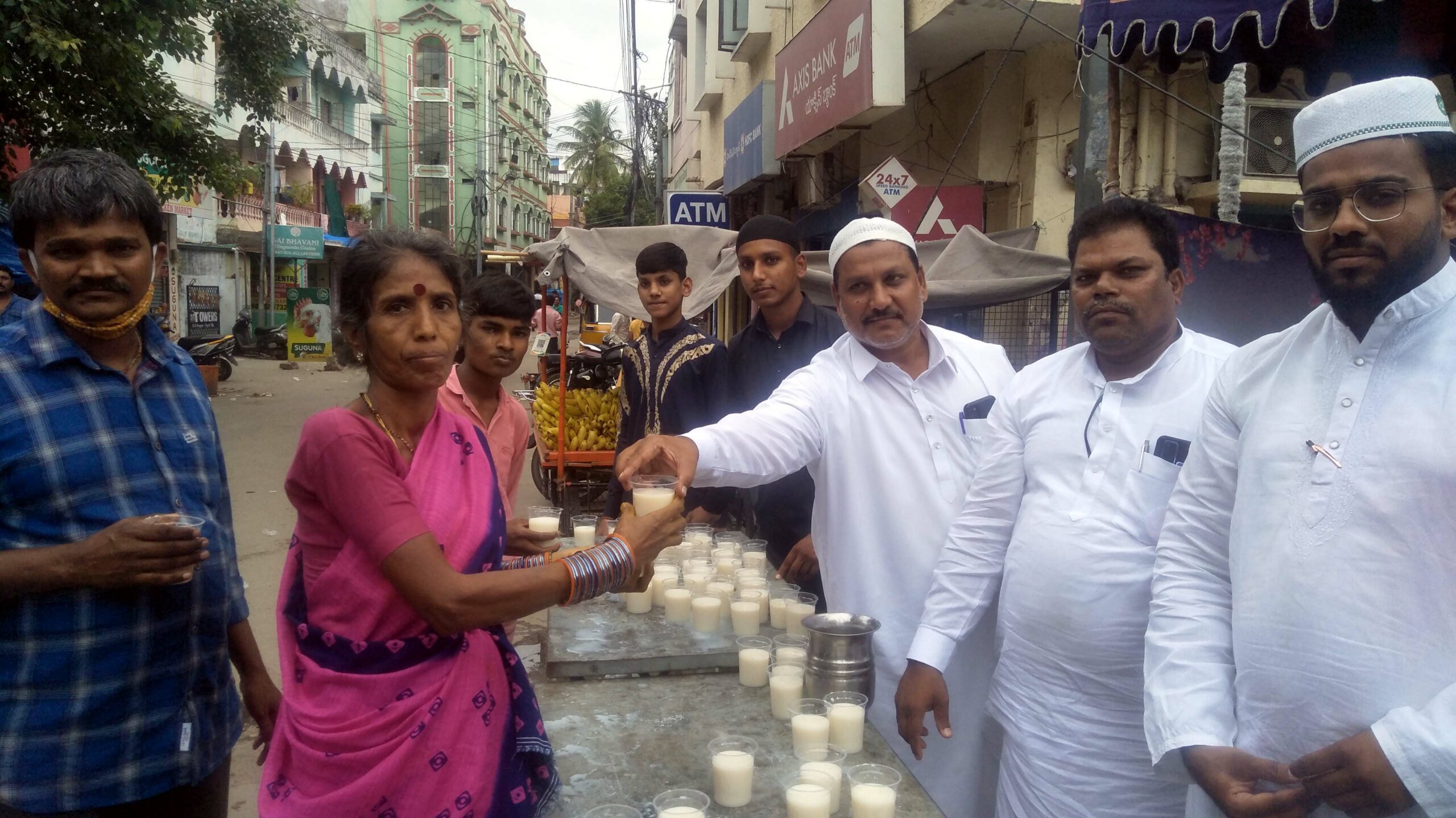 మొహర్రం సందర్భంగా సనత్‌నగర్‌లో షర్బత్ పంపిణీ