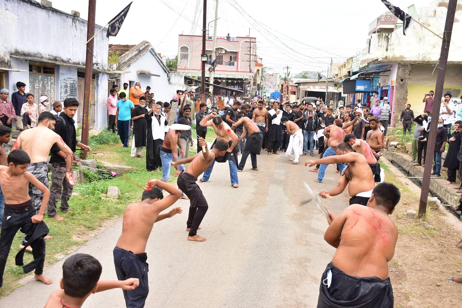 బ్లేడ్లు, కత్తులతో రక్తం చిందిస్తూ.. భువనగిరిలో మాతం ప్రదర్శన..