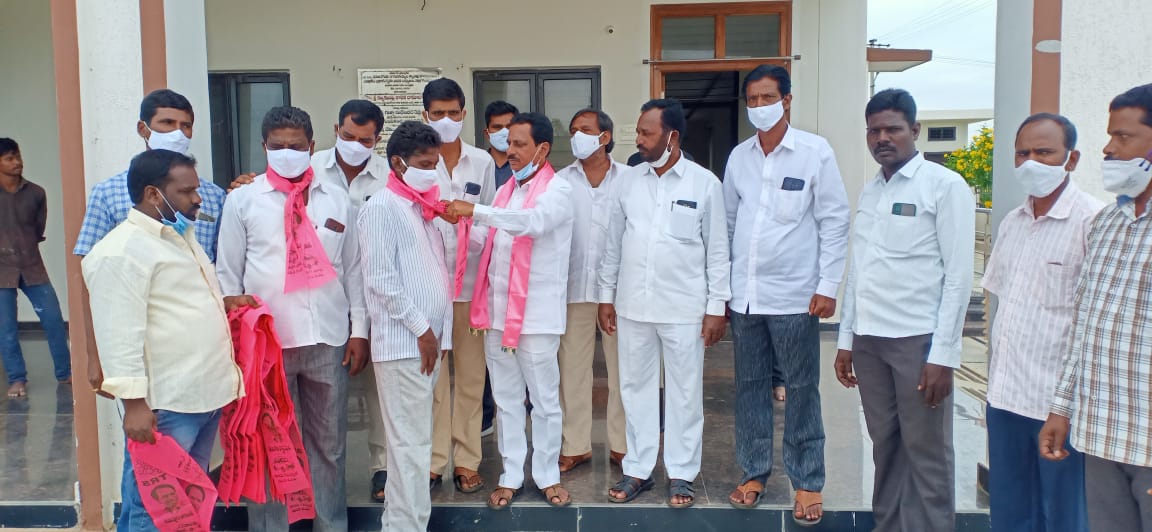 ప్రభుత్వ పథకాలకు ఆకర్షితులై టీఆర్‌ఎస్ లో చేరికలు: ఎమ్మెల్యే రవీంద్ర కుమార్