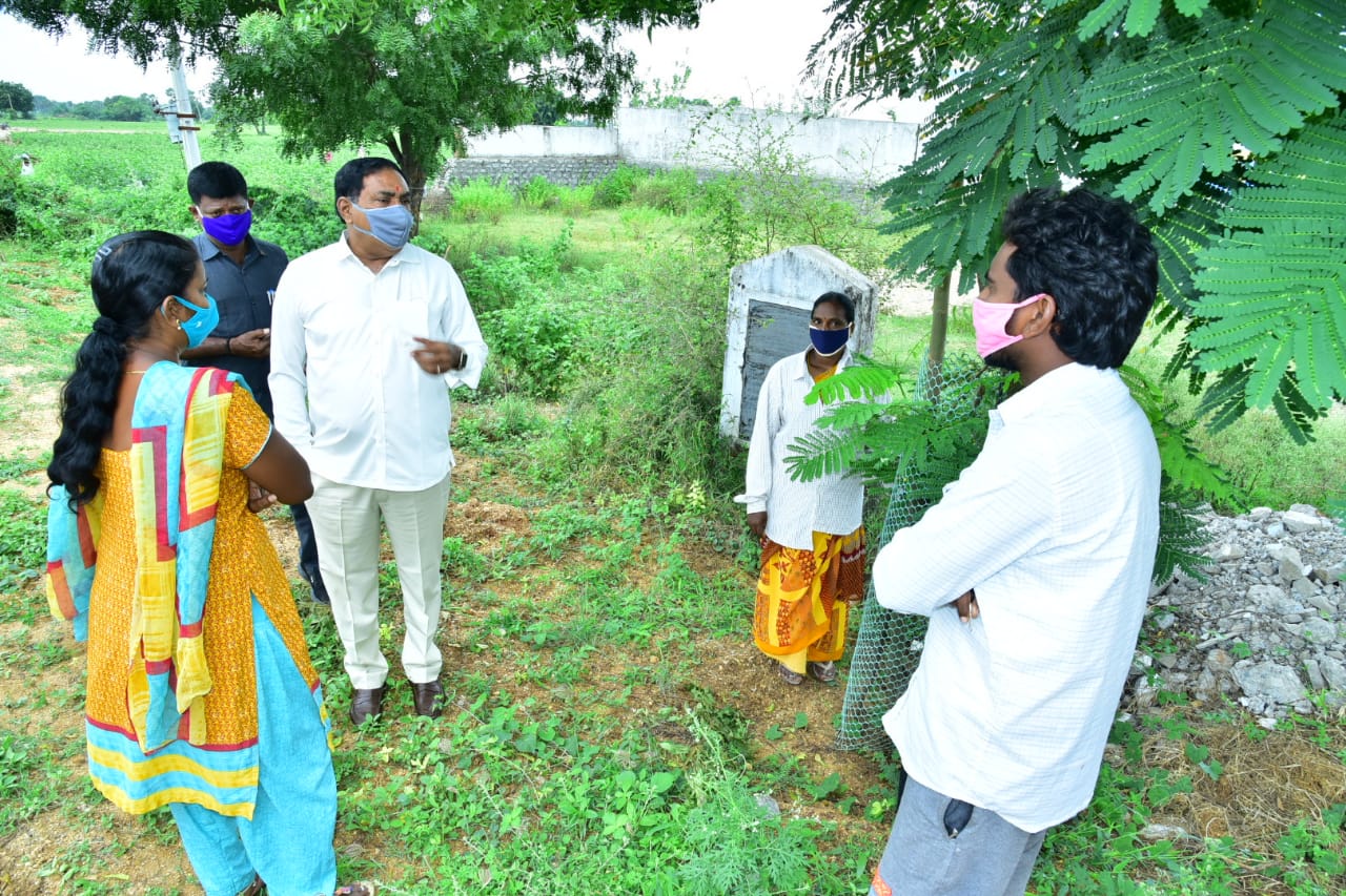 ఉపాధి కూలీ ఎంతిస్తుండ్రమ్మా.. మంత్రి ఎర్రబెల్లి ఆప్యాయ పలకరింపు