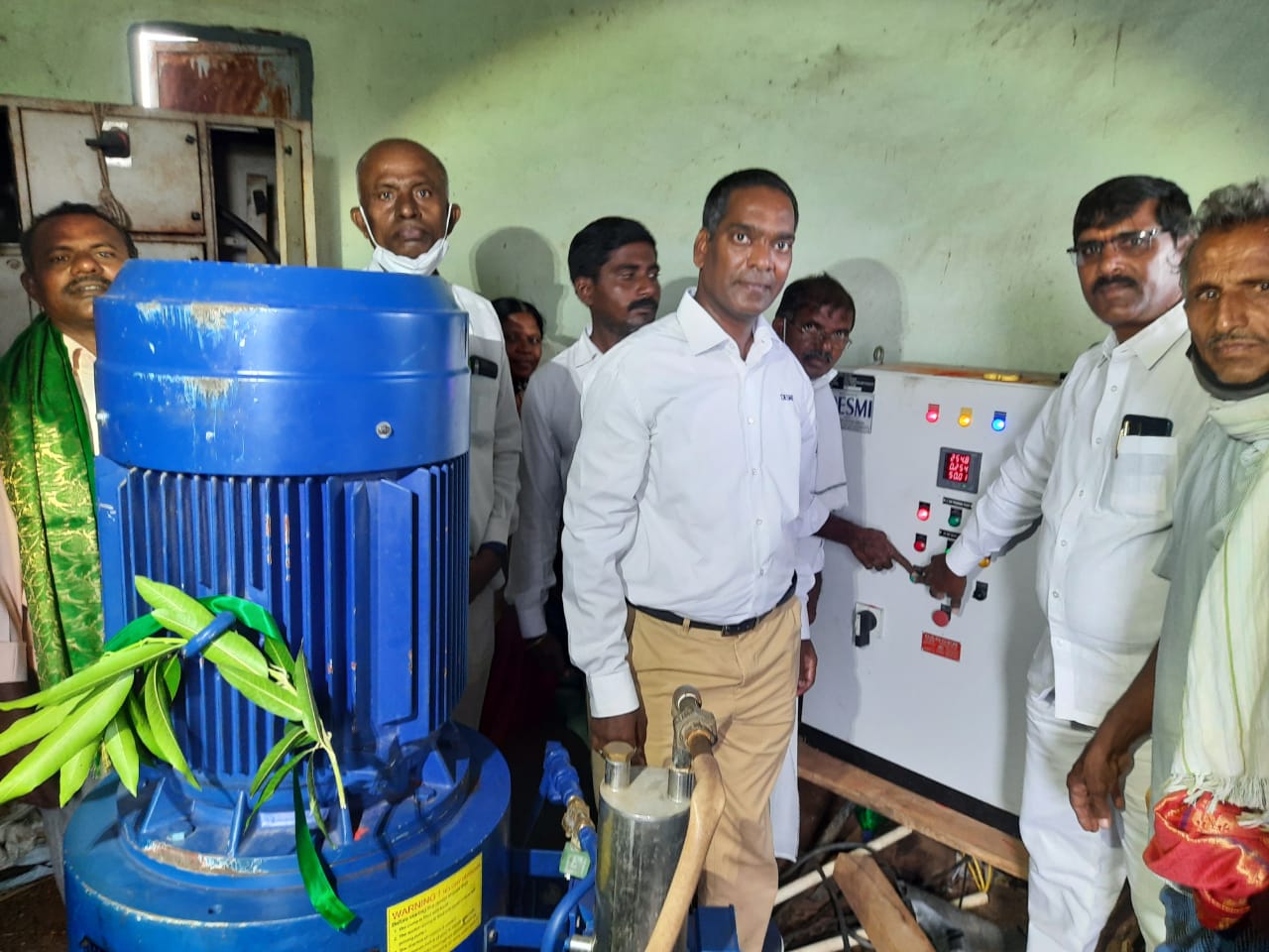 చేయిచేయి కలిపి.. లిఫ్ట్‌ను ఏర్పాటు చేసుకున్న చెర్వుఅన్నారం రైతులు