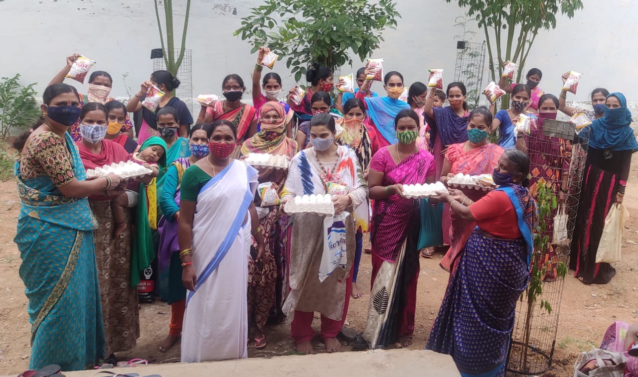 వేతనాల పెంపుపై అంగన్‌వాడీ టీచర్లు,ఆయాల హర్షం