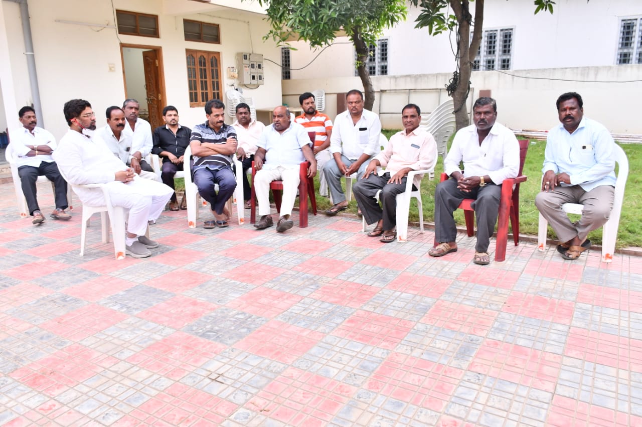 చల్లా మాధవరెడ్డిని పరామర్శించిన ఎమ్మెల్యే జోగు రామన్న