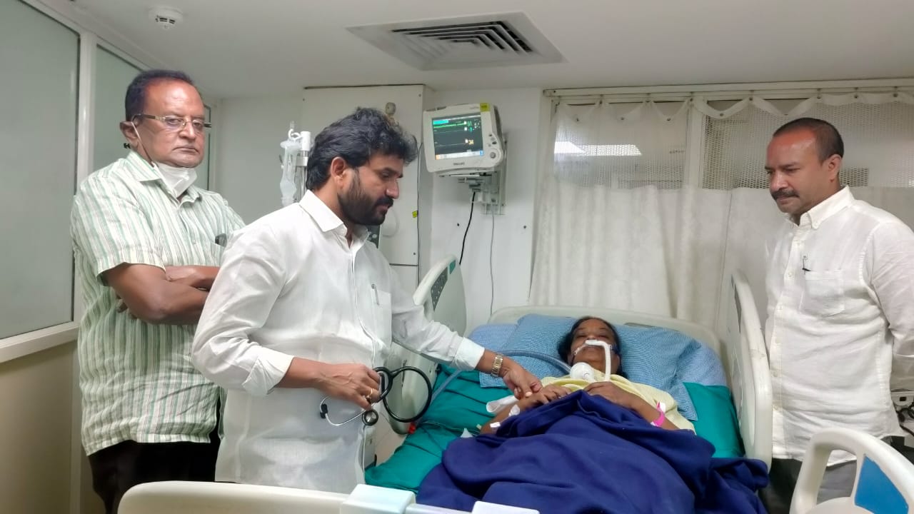 అనారోగ్యానికి గురైన డాక్టర్‌.. స్వయంగా పరీక్షించిన ఎమ్మెల్యే ఆనంద్‌