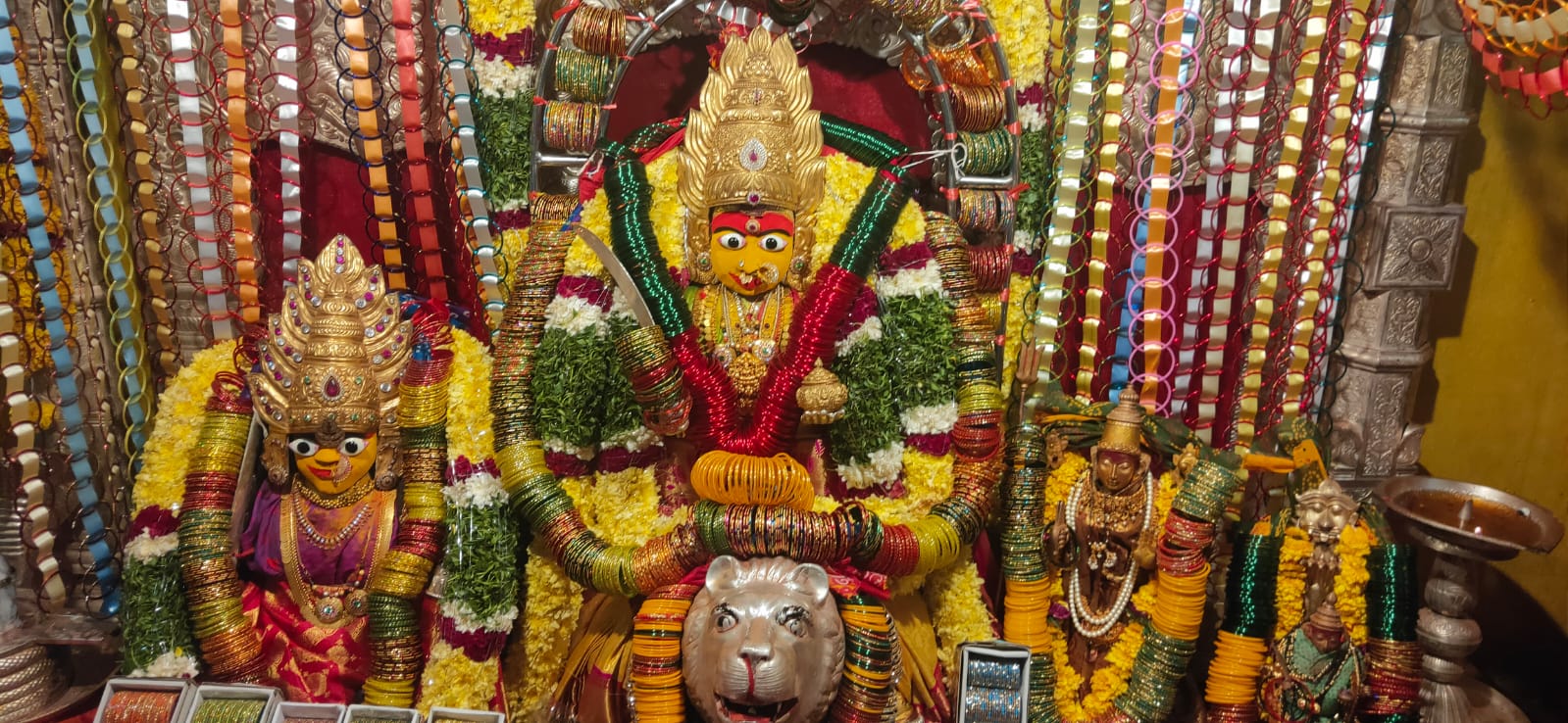 గాజుల అలంకారంతో భక్తులకు దర్శన‌మిచ్చిన‌ ఉజ్జయినీ మహంకాళి అమ్మవారు