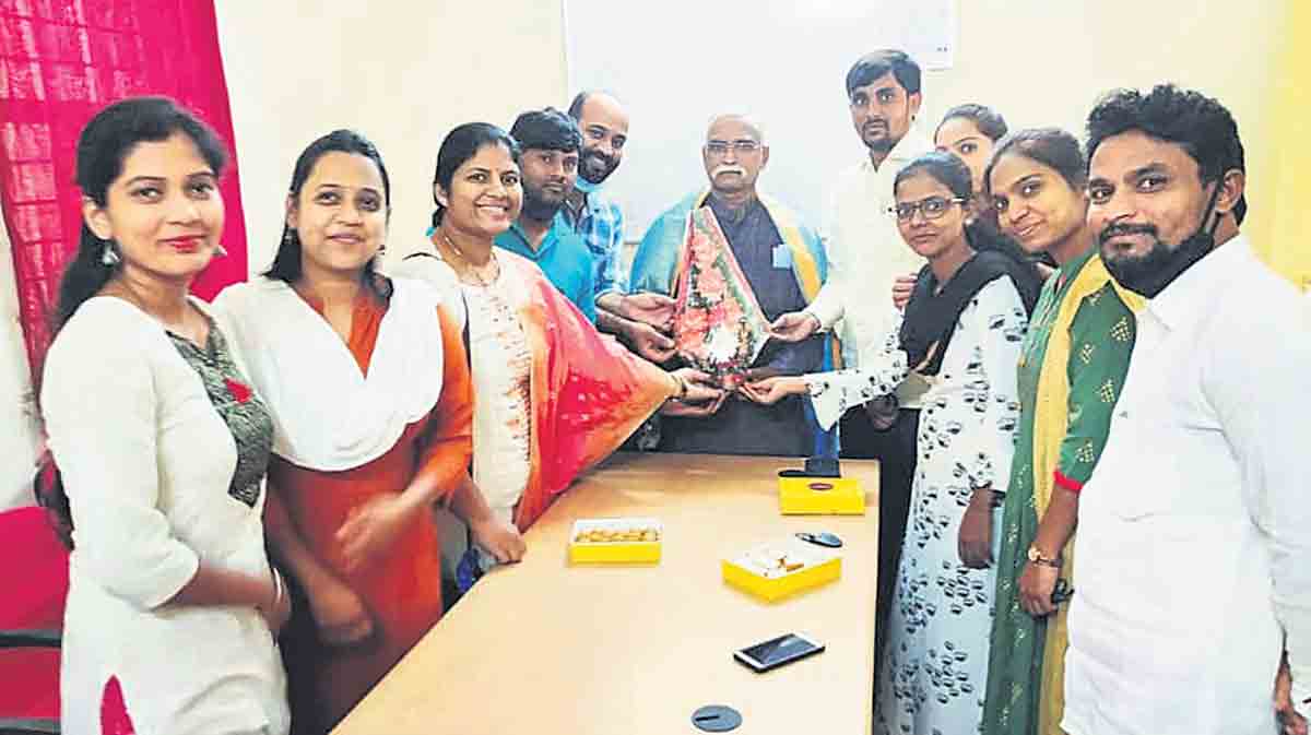 హిందీ భాషాభివృద్ధికి కృషి