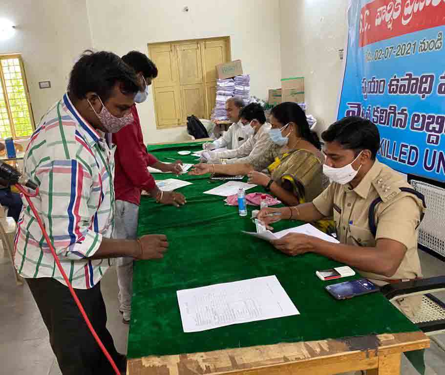 దళిత యువతకు చేయూత