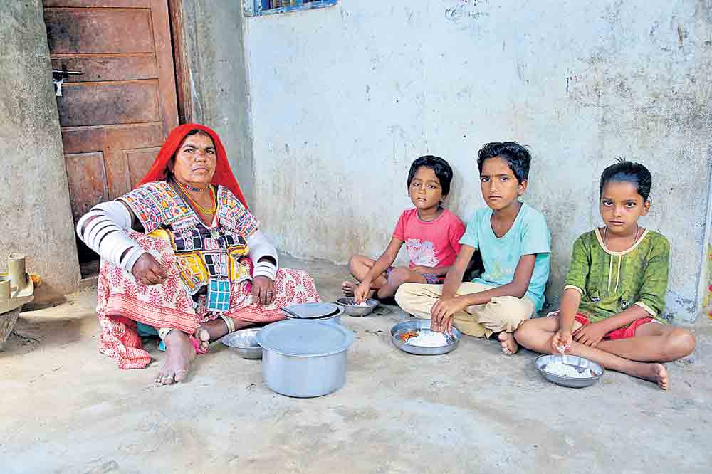 ఆపన్నహస్తం కోసం..