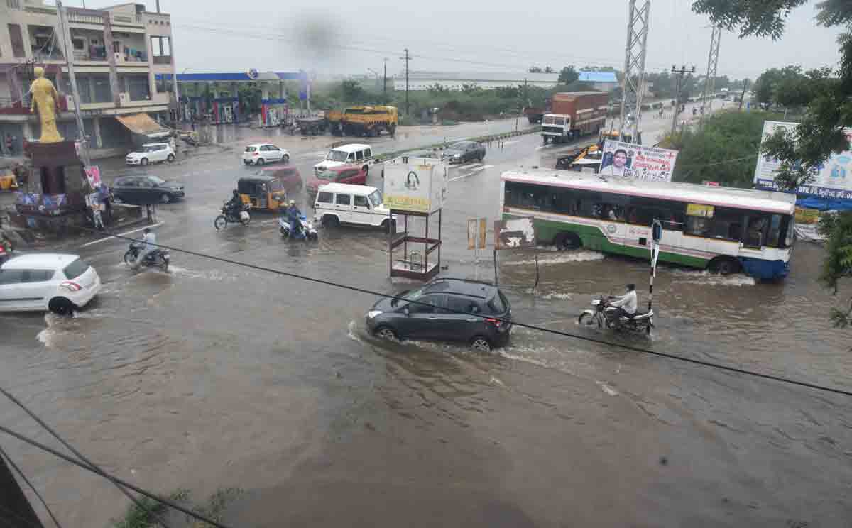 ముడోరోజూ ముసురుకుంది..