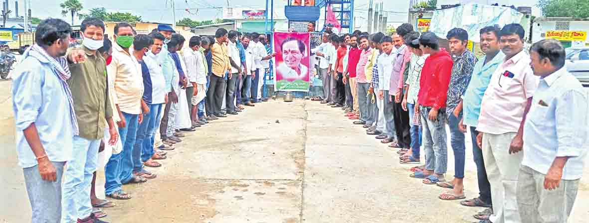 సీఎం కేసీఆర్‌ ఫ్లెక్సీకి క్షీరాభిషేకం