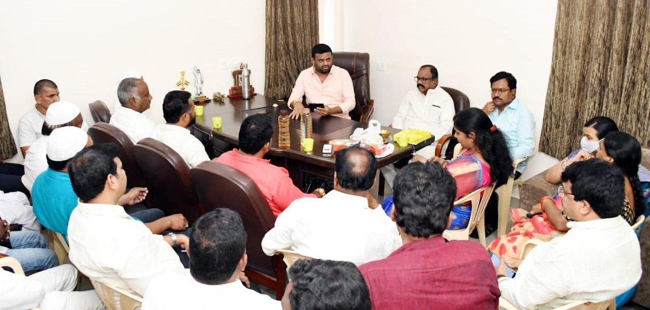 సమస్యల పరిష్కారానికి వార్డుల్లో ఎమ్మెల్యే పర్యటన